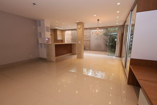 Sala de casa de condomínio à venda com 3 quartos, 156m² em Parque das Laranjeiras, Goiânia