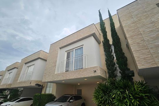 Fachada de casa de condomínio à venda com 3 quartos, 156m² em Parque das Laranjeiras, Goiânia