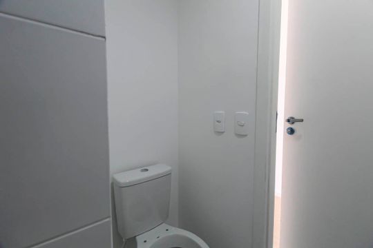 Banheiro de kitnet/studio para alugar com 1 quarto, 18m² em Jardim Imperador (zona Leste), São Paulo