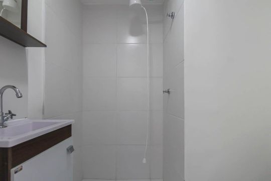 Banheiro de kitnet/studio para alugar com 1 quarto, 18m² em Jardim Imperador (zona Leste), São Paulo