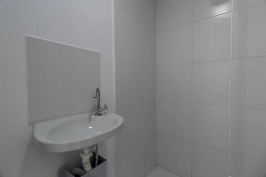 Banheiro de kitnet/studio para alugar com 1 quarto, 18m² em Jardim Imperador (zona Leste), São Paulo