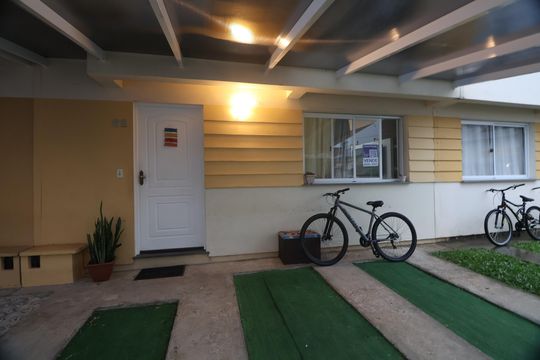 Fachada e Placa de casa de condomínio à venda com 3 quartos, 134m² em Olaria, Canoas