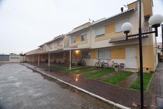 Fachada de casa de condomínio à venda com 3 quartos, 134m² em Olaria, Canoas