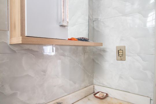 Banheiro de apartamento à venda com 1 quarto, 38m² em Azenha, Porto Alegre