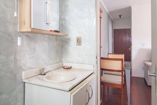 Banheiro de apartamento à venda com 1 quarto, 38m² em Azenha, Porto Alegre
