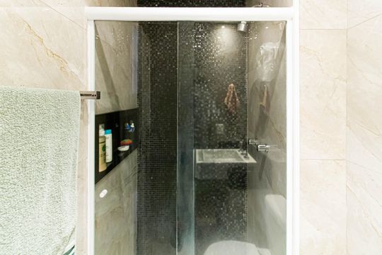 Banheiro de apartamento à venda com 2 quartos, 57m² em Vila Romana, São Paulo