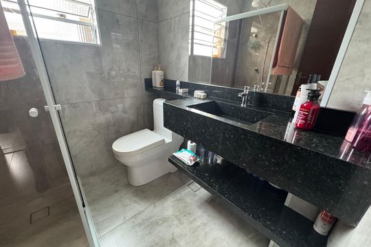 Banheiro de casa à venda com 6 quartos, 250m² em Pestana, Osasco