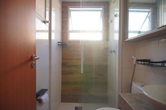 Banheiro de apartamento à venda com 2 quartos, 45m² em Santos Dumont, São Leopoldo