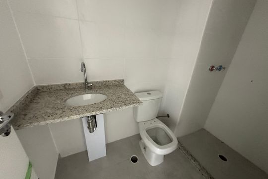 Banheiro de apartamento à venda com 1 quarto, 48m² em vila pindorama, Barueri