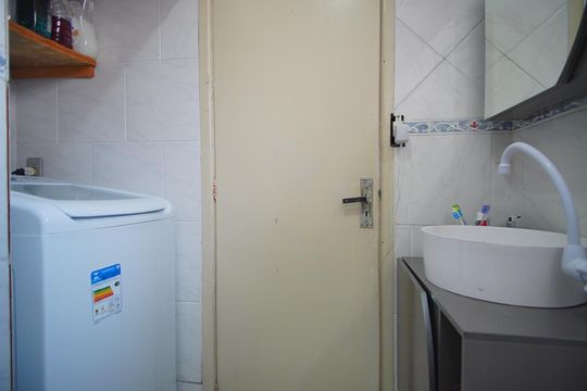 Banheiro da Suíte e Área de Serviço de kitnet/studio à venda com 1 quarto, 36m² em Jardim Dona Leopoldina, Porto Alegre