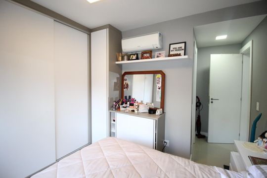 Suíte 1 de apartamento para alugar com 2 quartos, 79m² em Jardim Carvalho, Porto Alegre