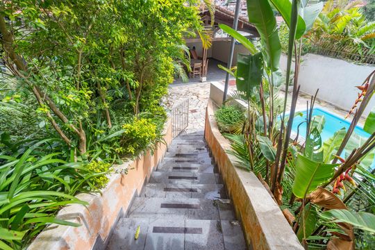 Escada apra piscina  de casa à venda com 3 quartos, 700m² em Eldorado, Diadema