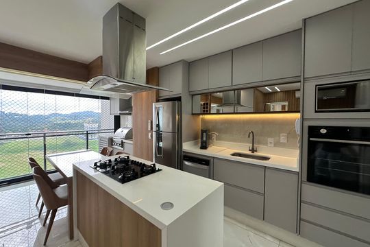 Cozinha de apartamento à venda com 2 quartos, 64m² em Tamboré, Barueri
