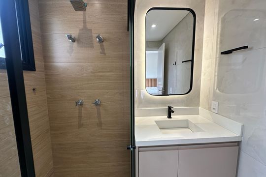 Banheiro da Suíte 2 de apartamento à venda com 2 quartos, 64m² em Tamboré, Barueri