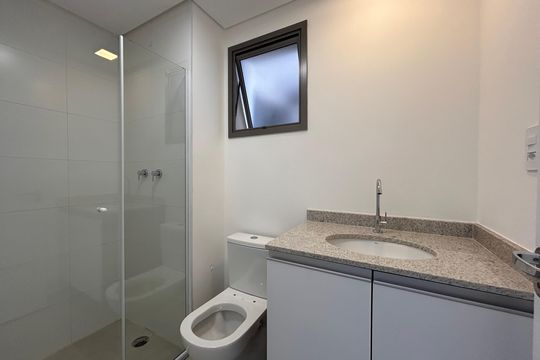 Banheiro social  de apartamento para alugar com 3 quartos, 77m² em Santo Amaro, São Paulo