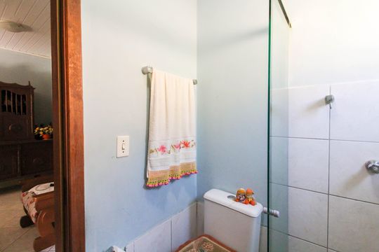Banheiro de casa à venda com 2 quartos, 160m² em São José, Canoas
