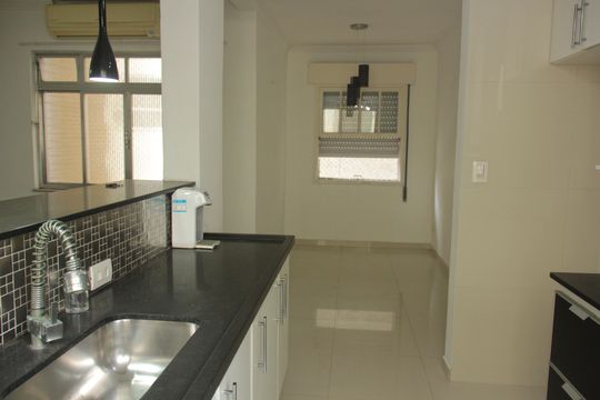 Cozinha e Área de Serviço de apartamento para alugar com 2 quartos, 81m² em Gonzaga, Santos