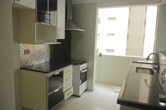 Cozinha e Área de Serviço de apartamento para alugar com 2 quartos, 81m² em Gonzaga, Santos