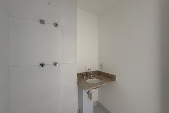Banheiro  de kitnet/studio à venda com 1 quarto, 23m² em Jardim das Acacias, São Paulo