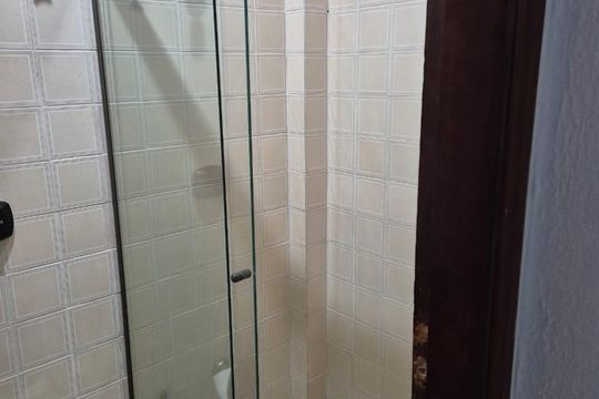 Banheiro de apartamento para alugar com 1 quarto, 48m² em Vila Tupi, Praia Grande