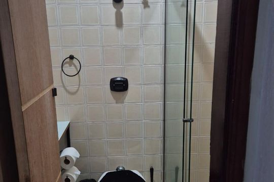 Banheiro de apartamento para alugar com 1 quarto, 48m² em Vila Tupi, Praia Grande