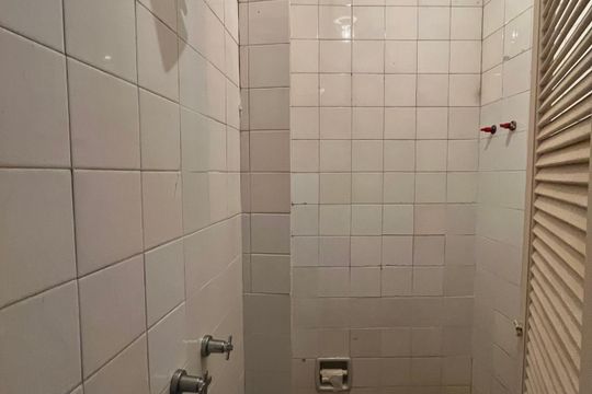 Banheiro de serviço de apartamento à venda com 3 quartos, 120m² em Copacabana, Rio de Janeiro