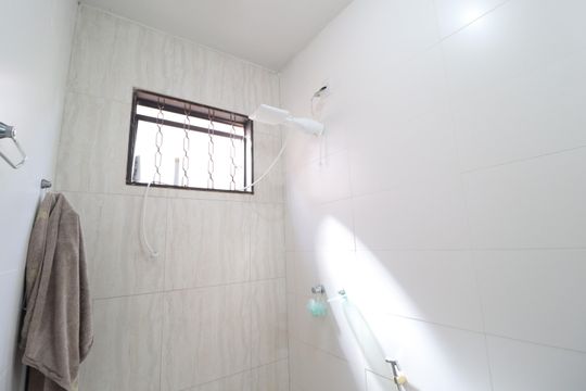 Banheiro do Quarto 2 de casa para alugar com 3 quartos, 180m² em Jardim Patricia, Uberlândia