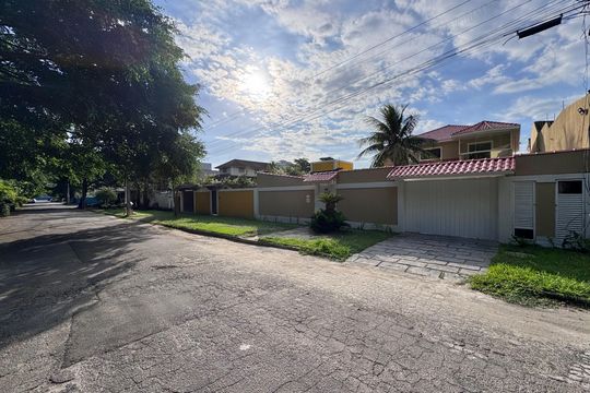 Fachada de casa à venda com 4 quartos, 600m² em Recreio dos Bandeirantes, Rio de Janeiro