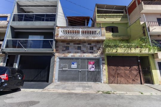 Fachada de casa à venda com 3 quartos, 180m² em Parque Guarani, São Paulo