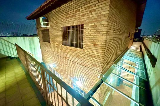Quintal de casa à venda com 4 quartos, 230m² em Jardim Munhoz, Guarulhos