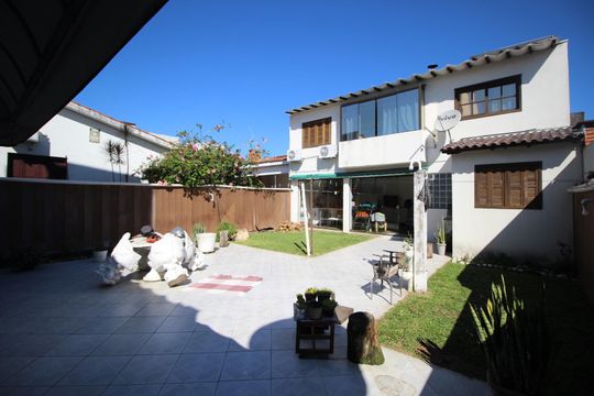 Quintal de casa à venda com 4 quartos, 270m² em Bom Jesus, Porto Alegre