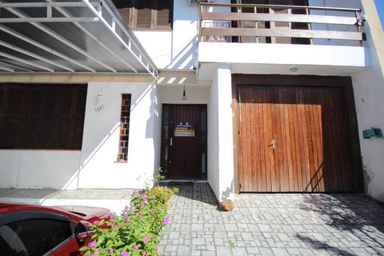Fachada de casa à venda com 4 quartos, 270m² em Bom Jesus, Porto Alegre
