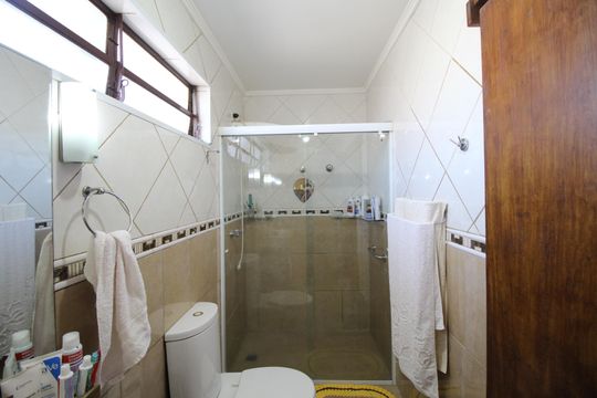 Banheiro da Suíte 1 de casa à venda com 4 quartos, 270m² em Bom Jesus, Porto Alegre