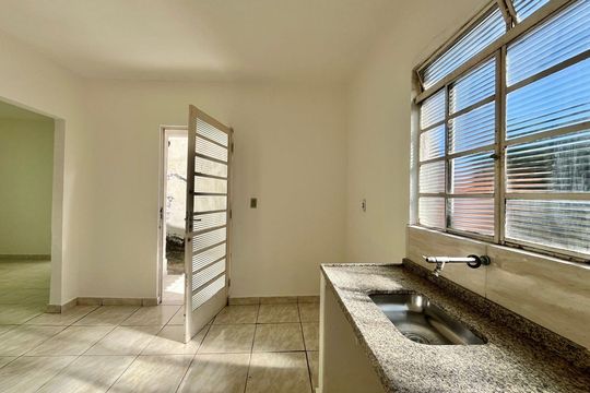 Cozinha edícula de casa à venda com 4 quartos, 140m² em Jardim Nova Europa, Campinas