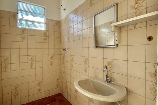 Banheiro edícula de casa à venda com 4 quartos, 140m² em Jardim Nova Europa, Campinas