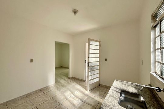 Cozinha edícula de casa à venda com 4 quartos, 140m² em Jardim Nova Europa, Campinas