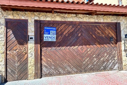 Placa instalada na fachada do imóvel  de casa à venda com 3 quartos, 223m² em Jardim Rosa de Franca, Guarulhos