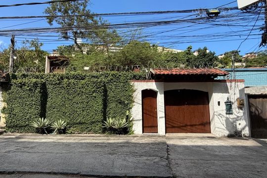 Fachada de casa à venda com 4 quartos, 450m² em Freguesia (jacarepaguá), Rio de Janeiro