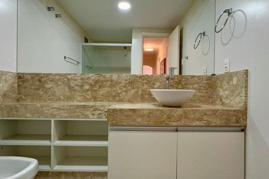 Banheiro social de apartamento para alugar com 2 quartos, 60m² em Cerqueira César, São Paulo