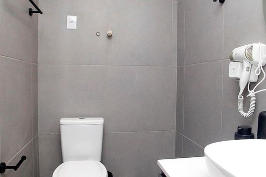 Banheiro de kitnet/studio para alugar com 1 quarto, 31m² em Cidade Baixa, Porto Alegre
