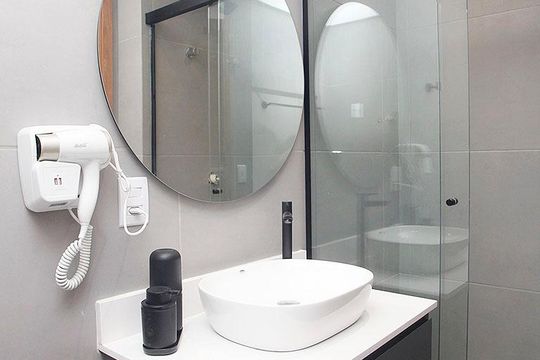 Banheiro de kitnet/studio para alugar com 1 quarto, 31m² em Cidade Baixa, Porto Alegre