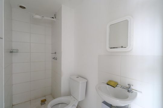 Banheiro  de apartamento para alugar com 2 quartos, 34m² em Água Branca, São Paulo