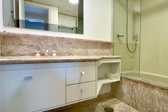 Banheiro de kitnet/studio para alugar com 1 quarto, 30m² em Jardim Paulista, São Paulo