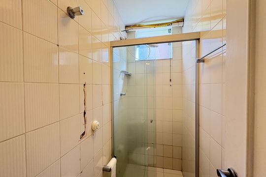 Banheiro de serviço de casa à venda com 5 quartos, 341m² em City América, São Paulo