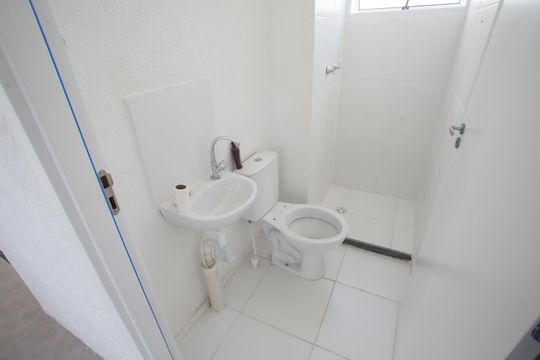 Banheiro de apartamento para alugar com 2 quartos, 41m² em Taquara, Rio de Janeiro