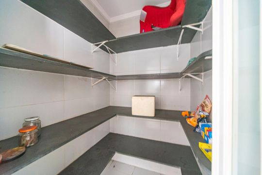 Despensa de casa à venda com 5 quartos, 340m² em Vila Eldizia, Santo André