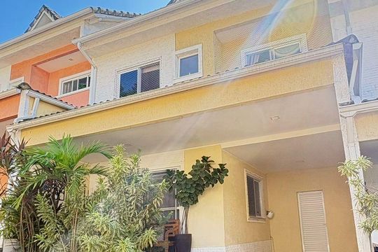 Fachada de casa de condomínio à venda com 3 quartos, 232m² em Freguesia (Jacarepaguá), Rio de Janeiro