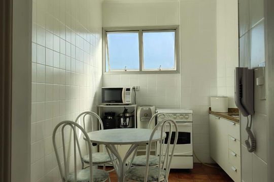 Cozinha de apartamento para alugar com 1 quarto, 51m² em Guilhermina, Praia Grande