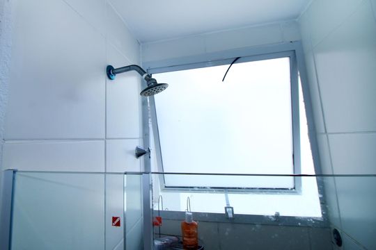 Banheiro de apartamento para alugar com 2 quartos, 45m² em Brás de Pina, Rio de Janeiro