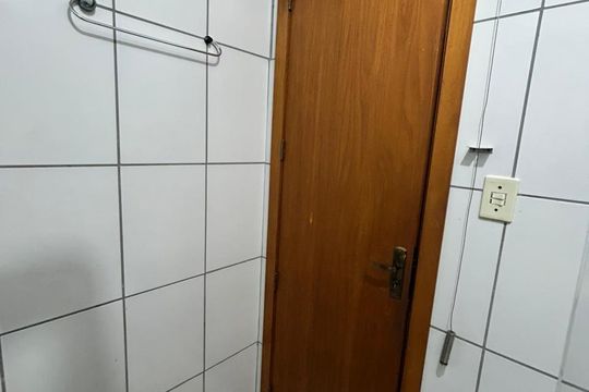 Banheiro de casa à venda com 2 quartos, 45m² em Olaria, Canoas